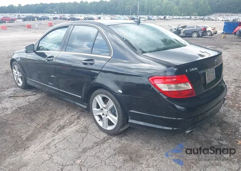 2010 Mercedes-Benz C 300 Luxury/Sport z USA, uszkodzony, nr VIN WDDGF5EB3AF461489